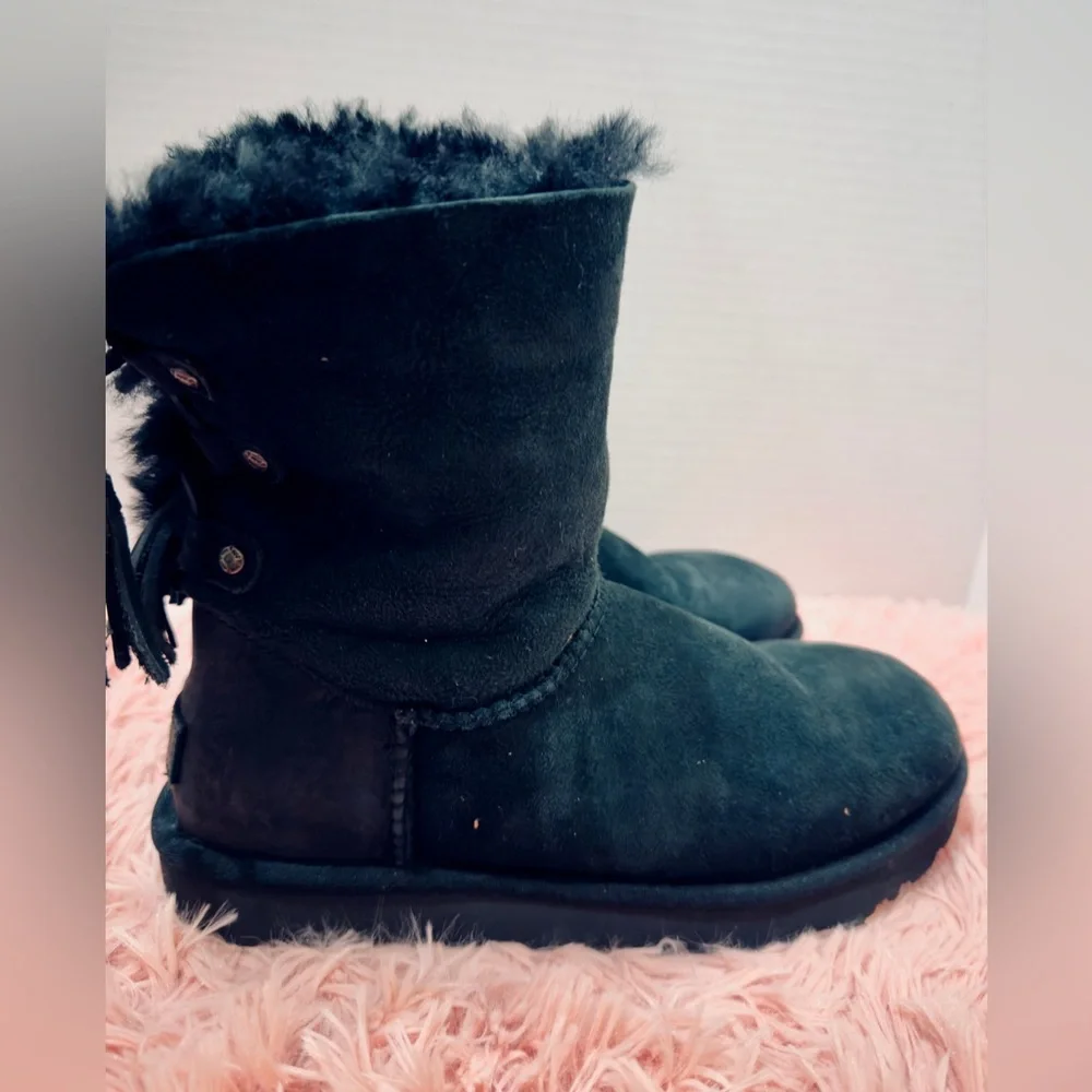 UGG CLASSIC SHORT KRISTABELLE‎ BLACK SUEDE SHEARLING LINE LACE TASSEL BOOTS US 8
